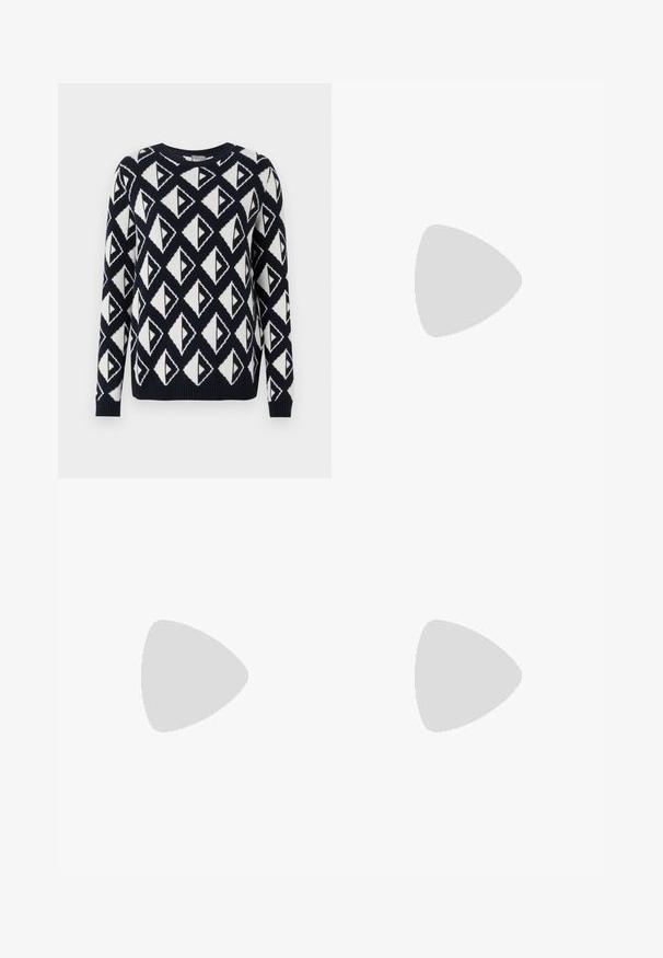 Genähter Pullover in Marineblau und Weiß mit einem geometrischen Dreiecksmuster. Verfügt über einen runden Halsauschnitt sowie gerippte Säume und Ärmelbündchen.; Weite schwarze Hosen aus weichem Material, mit einem Kordelzugbund, glatter Textur und ohne sichtbare Taschen oder Muster.; Schwarze Wildleder-Damen-Sandaletten mit hohen Absätzen, schmalen Riemen und einer goldfarbenen Schnalle vor weißem Hintergrund, seitliche Ansicht.; Navyblaues Stoffhandtasche mit strukturiertem Design, silbernen Beschlägen und abnehmbarem Kettenträger. Besitzt einen Klappenverschluss und ein Logo-Detail.