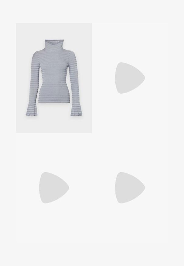 Helles grau-weiß gestreiftes, geripptes Rollkragenpullover mit langen Ärmeln und dezent ausladenden Bündchen vor einem weißen Hintergrund.; Faltenrock in einem braun-beige-blauen Karomuster. Hergestellt aus einem strukturierten Stoff mit einer engen Taille und dekorativen Falten.; Paul Smith TOPANGA - Klassischer Ballerina - black; Marineblaue Lederhandtasche mit zwei langen Griffen, einer Schnallen-Detailierung und einem daran befestigten Schlüsselanhänger. Besitzt eine glatte Textur und eine rechteckige Form.