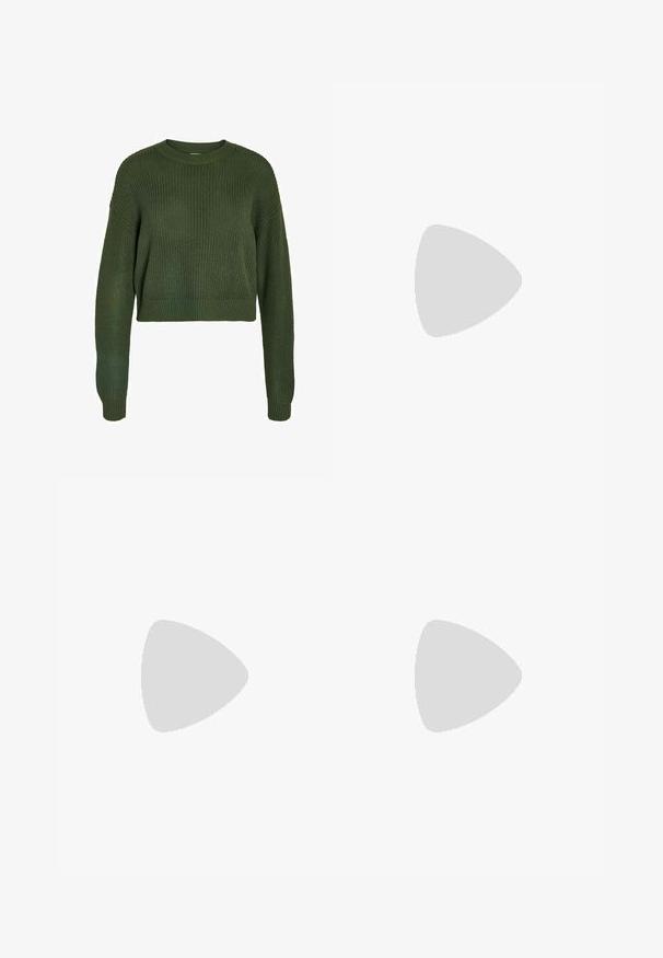 Sweater corto em verde-azeitona com textura em canelado, decote redondo e mangas longas. Apresenta um ajuste descontraído e padrão tricotado por toda a peça.; Calças de ganga de perna larga em denim preto com fecho éclair à frente, design de cinco bolsos e detalhes de costura subtil. Textura suave e estilo casual.; Botas de tornozelo pretas feitas de couro liso, com fecho lateral, salto grosso texturizado e design de bico arredondado.; Bolsa tote preta em couro com duas alças longas, textura suave e forma estruturada. Apresenta um bolso frontal para armazenamento adicional.