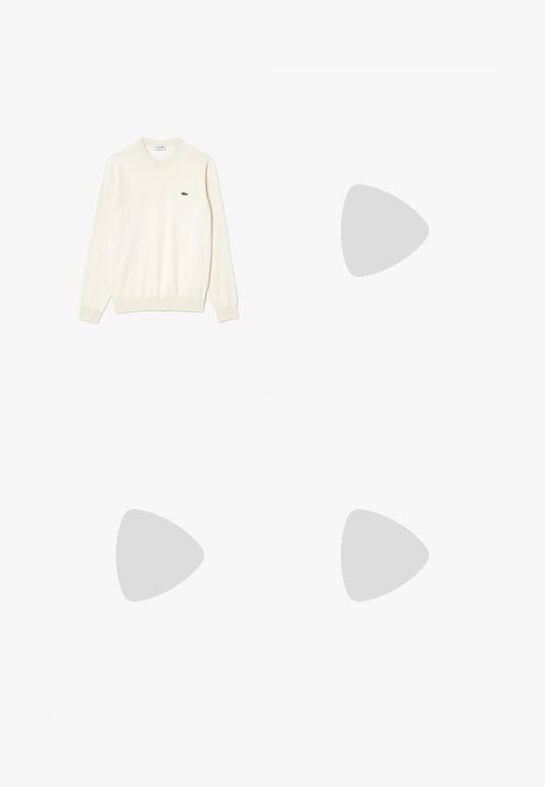 Maglione color crema a girocollo, con polsini e orlo a costine, caratterizzato da un piccolo logo di coccodrillo ricamato in verde sul petto. Texture morbida.; T-shirt bianco a maniche corte in cotone con colletto a coste, caratterizzato da strisce verdi e nere; piccolo logo ricamato verde sul petto sinistro.; Jeans azzurri chiari in denim, con taglio dritto, design a cinque tasche e chiusura a bottone visibile con cuciture in contrasto.; Sneakers bianchi con una texture liscia, caratterizzate da un accento verde sul tallone e un piccolo logo ricamato a forma di coccodrillo sul lato.