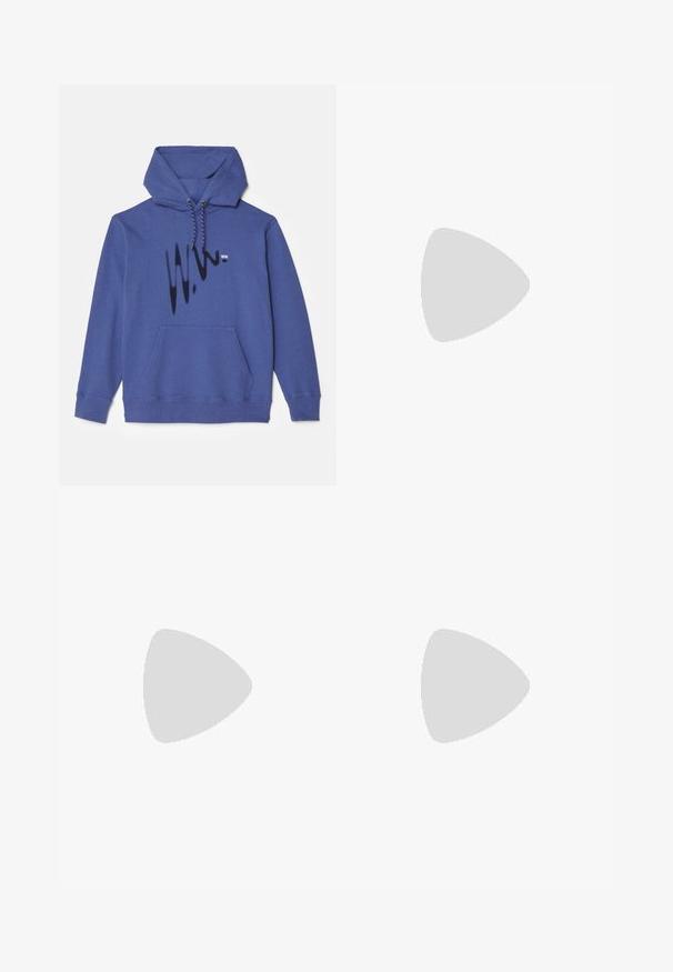 Blå hoodie tillverkad av bomullsblandat tyg, med en framficka i kengurustil, dragsko kapuschong och ett grafiskt mönster på bröstet.; Vit kortärmad t-shirt i bomullstyg med rund halsringning. Enkelt design utan mönster eller detaljer. Slät textur.; Svarta byxor med rak passform, tillverkade av mjukt tyg, med två sidofickor och en framknäppning.; Grå sneakers med övre del i mocka och gummisula. Utrustad med rund tå, sex öglor och texturerade detaljer. Kombineras med ljusblå jeans.