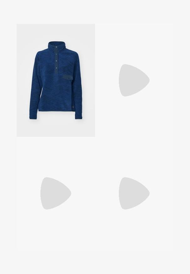 Námornícky modrý fleecový pulover s vysokým golierom, textúrovaným vlnitým vzorom, gombíkovým zapínaním a malou náprsní taškou. Elastický materiál, dlhé rukávy.; Čierne tričko s krátkym rukávom vyrobené z ľahkého materiálu. Má okrúhly výstrih a malé biele logo "TERREX" na prsiach.; Čierne vonkajšie nohavice majú štíhly strih, zipsové vrecká, zosilnené kolená a logo na ľavej strane. Vyrobené z odolnej, ľahkej tkaniny.; Čierna športová obuv s textúrovaným zvrškom, kontrastnými bielymi akcentmi, tvarovanou podrážkou a elastickými šnúrkami. Na pätke sa nachádza potlačené logo.