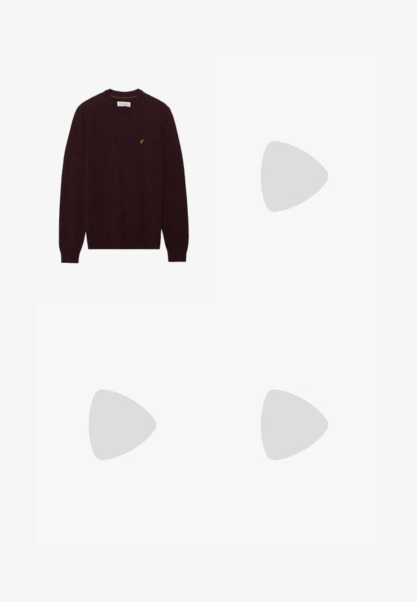 Burgunderfarbener Pullover mit Rundhalsausschnitt, langen Ärmeln, gerippten Bündchen und Saum. Mit einem kleinen gelben Vogel-Logo auf der linken Brust. Weiche Textur.; Beige Cargo-Hosen aus Baumwolltwill mit mehreren Seitentaschen, geradem Bein Design und einem Reißverschluss mit Gürtelschlaufen.; Weiße Sneakers mit hellblauen Akzenten, Obermaterial aus Leder, perforierte Zehenpartie, dicke Schnürsenkel und gerippte weiße Socken vor einem blauen Hintergrund.; Braune rechteckige Sonnenbrille mit getönten Gläsern, Kunststoffrahmen und Metallelementen an den Seiten. Bietet ein elegantes Design und eine glatte Textur.