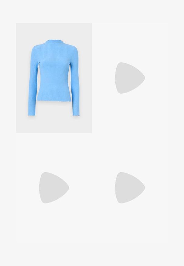 Ribbad långärmad topp i ljusblått, åtsittande design, rund krage med vågig kant, slät textur och inga synliga mönster.; Tre långärmade tröjor staplade: svart, grå och vit. Var och en har en rund halsringning och en kort design med mjukt, lätt material.; Svarta flare leggings tillverkade av elastisk tyg. Har en bred midja och en slät yta, med en åtsittande silhuett som flares vid fållen.; Grå mocka sneakers med vita snören, svarta ränder och en vit gummisula. Har en rund logo på tungan och en gummisula.