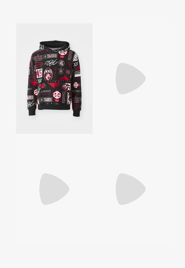 Felpa nera con cappuccio caratterizzata da un mix di loghi, testi e motivi grafici rossi e bianchi. Include una tasca a marsupio e polsini e orlo a costine.; Jeans a gamba larga blu scuro con una grande grafica di un cane cartoon bianco sul taschino posteriore. Texture in denim, design tradizionale a cinque tasche.; Sneaker in pelle bianca con una finitura liscia, punta rotonda, lacci piatti e suola testurizzata. Presenta un logo discreto sul tallone.; Occhiali da sole neri rotondi con lenti scure e sottili bracci in metallo. Include punte trasparenti e accenti argentati alla cerniera. Design minimalista.