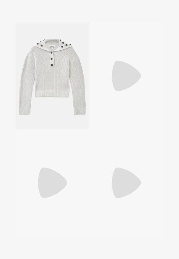 Világosszürke, bordázott kötött pulóver, rövidített fazonnal, gombos patkóval és virág alakú díszítéssel ellátott kapucnival.; Sötétbarna anyagból készült, bő szárú nadrág, rugalmas derékkal, sima textúrával és letisztult vonalakkal a sikkes megjelenés érdekében.; Fekete bőr bokacipő sima textúrával, hegyes orral és vastag, magas sarkával. Oldalnyílással és minimalista dizájnnal rendelkezik.; Barna velúr válltáska, dombornyomott virágmintával, sima barna bőrpánttal és arany színű fém kiegészítőkkel.