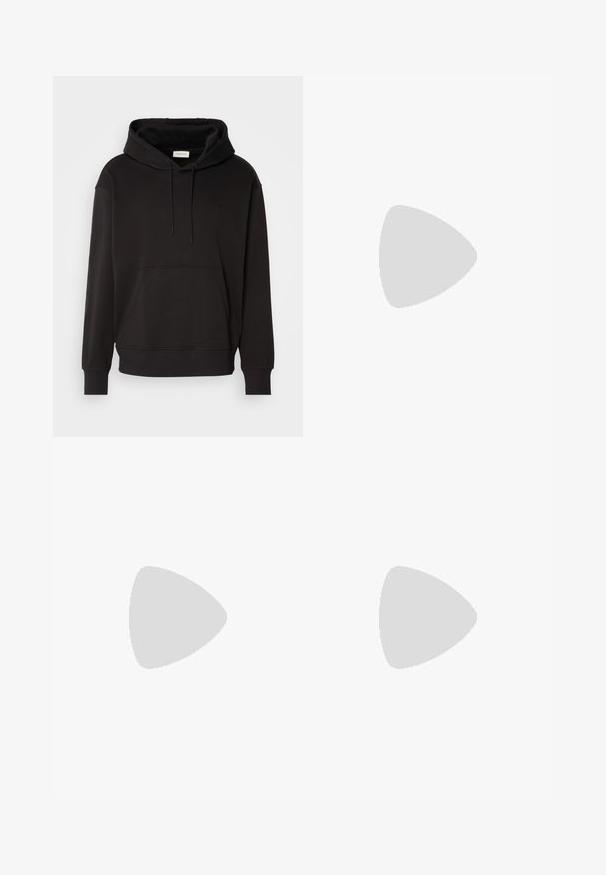 Sudadera negra hecha de una suave mezcla de algodón, con un bolsillo tipo canguro, cordones ajustables y puños y dobladillo de canalé. Logo bordado en la parte frontal.; Vaqueros de mezclilla negra con un corte recto, que presentan un cierre de botón y cremallera, cinco bolsillos y detalles de costura sutiles.; Zapato negro de cuero con cordones, punta redondeada, textura suave, costuras mínimas y tacón bajo de goma. Logo en el tacón.; Bolsa de deporte negra hecha de material sintético texturizado. Cuenta con dos asas y una correa de hombro ajustable. Diseño sencillo sin patrones visibles.