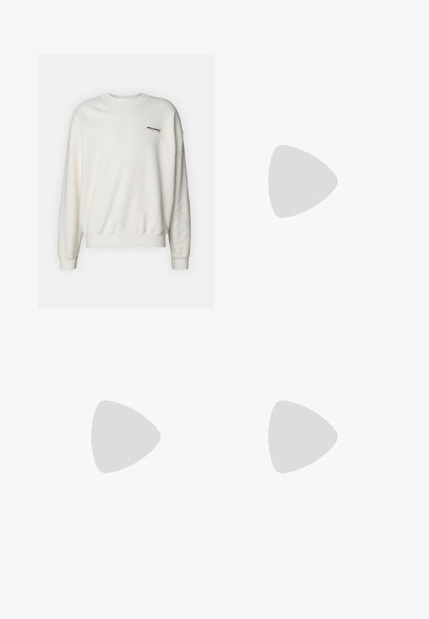 Abercrombie & Fitch FORMULA MCLAREN - Bluză de molton - jet stream; Tricou alb din bumbac cu decolteu rotund, mâneci scurte și un mic logo negru "W.W." pe pieptul stâng. Textură netedă, tăietură regulară.; Pantaloni utilitari din bumbac maro, cu un design drept, având buzunare frontale și accente din metal pentru o durabilitate sporită.; Tenisi negri tip gheată cu talpă și șireturi albe, asortați cu blugi albaștri largi, sprijiniți pe un balustradă gri.