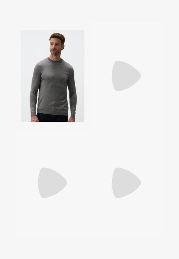 Pull en maille gris avec des manches longues, un col rond et des poignets côtelés. Le tissu a une texture lisse, un design ajusté et un motif subtil.; Shorts de sport noirs avec une taille élastique, dotés de rayures latérales blanches et d'un logo sur le bas à droite. Tissu légèrement texturé.; Baskets en cuir blanc avec perforations, à bout rond, semelle plate et lacets épais, arborant un logo swoosh visible et "AIR" sur le talon.; Sac à dos en toile noire avec une texture lisse, arborant un design courbé, un compartiment zippé et un logo blanc sur le devant.