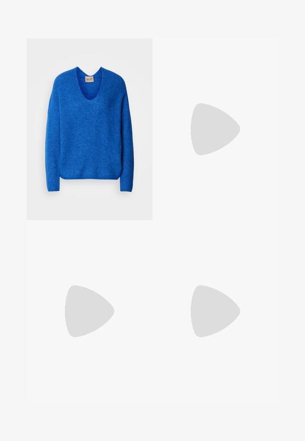 Blue wool sweater with a V-neck, relaxed fit, and long sleeves. Textured knit pattern throughout with ribbed edges.; Light blue high-waisted jeans with a wide leg design, made from denim, featuring a classic five-pocket layout and discrete stitching.; Black high-heeled pump made of smooth leather, featuring a pointed toe and a slender stiletto heel. Minimalist design with no visible embellishments.; Black leather tote bag with a smooth texture, rounded body, and a single shoulder strap featuring a circular gold hardware accent.