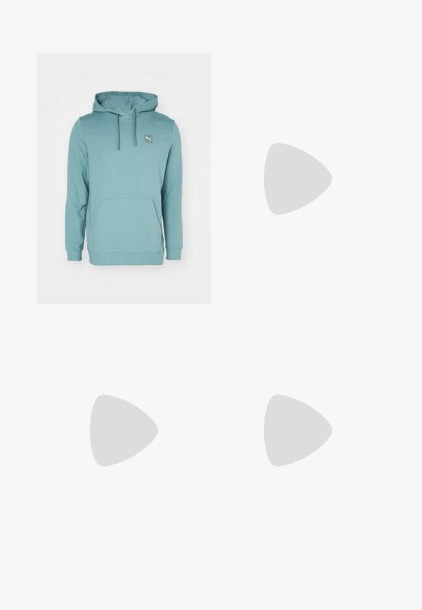 Felpa con cappuccio color turchese realizzata in tessuto morbido, con tasca a marsupio e una piccola patch con logo nella parte superiore sinistra.; Pegador BARROW - Jeans loose fit - sand washed blue; Mocassino in pelle nera con un'accento a frange, dotato di una suola nera spessa e cuciture gialle lungo il bordo. Finitura testurizzata.; Collana in metallo argentato a tre strati caratterizzata da catene sottili e flessibili con una leggera lucentezza, fissata con un gancio a molla e una catena regolabile.