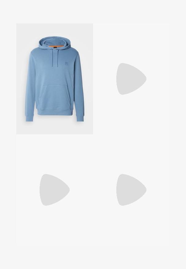 Sweatshirt azul feito de algodão macio, com um bolso canguru frontal, capuz com cordão, punhos canelados e um discreto patch do logotipo no peito.; Camisola preta de manga longa feita de algodão, com decote redondo e um pequeno logótipo de crocodilo bordado em verde no lado esquerdo do peito.; Calças azul marinho feitas de tecido suave, com um design de perna reta, passantes para cinto e fecho de botão com fecho de correr.; Ténis Lacoste em cinza-escuro com material em malha e sintético, apresentando uma sola texturizada e detalhes castanhos na gola e na marca.