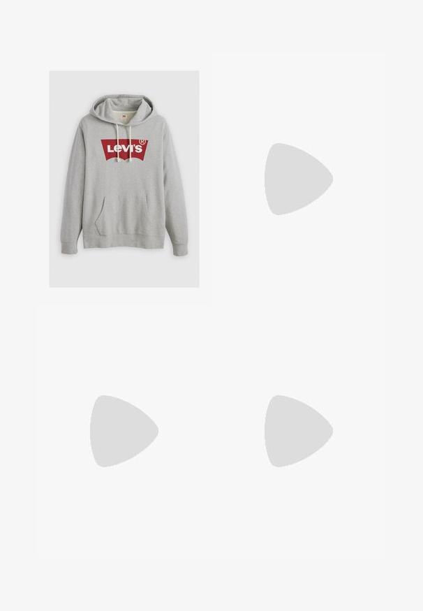 Grijze hoodie met een groot rood Levi's logo, trekkoordcapuchon, voorkantzak en geribde manchetten. Gemaakt van zachte, gestructureerde stof.; Witte katoenen T-shirt met korte mouwen, ronde hals en subtiele Levi's logo gedrukt in het midden. Zachte textuur en standaard pasvorm.; Lichtblauwe wijde jeans gemaakt van denim, met twee voorkeppen, een knoopsluiting en een vervaagde was met zichtbare stiknaad.; Groene sneakers met witte strepen en een bovenkant van gestructureerde stof, gecombineerd met lichtblauwe oversized denim jeans met een rechte pijp.