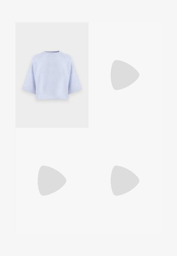 Lys blå cropped genser laget av mykstoff. Har vide ermer, rund hals og en avslappet passform. Glatt tekstur, minimalistisk design.; Lyseblå flagrende jeans med mid-rise liv, klassisk fem-lomme design, og subtile falming langs bena. Denim tekstur.; Hvit lær sneakers med perforert tåboks, teksturert såle og hvite snørebånd, paret med vide røde bukser og en blå og gul bakgrunn.; Even&Odd Håndveske - off-white