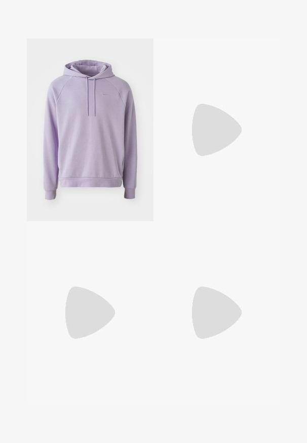 Sweatshirt roxo com capuz, cordão de ajuste, mangas raglan e punhos canelados. Apresenta um pequeno logo discreto no peito.; Calças de fato de treino pretas, com cintura elástica e um corte solto, com punhos nas pernas, textura suave e sem padrões visíveis ou detalhes de metal.; Sapatilha Nike Air Max 90 branca com parte superior em malha e couro, caixa de dedos perfurada e uma unidade de ar visível no calcanhar.; Óculos de sol pretos com acabamento mate, lentes retangulares, leve curvatura nas hastes, detalhe sutil do logo e lentes de cor fumada.