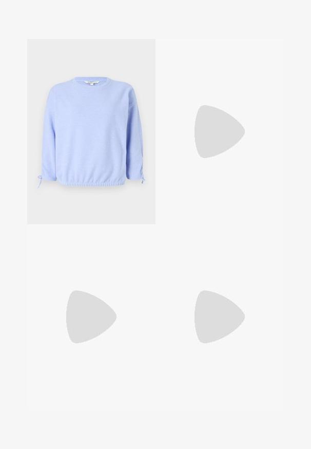Sweatshirt azul-claro com pulôver, colarinho redondo, bainha elástica e detalhes com cordão nas mangas. Textura suave, ajuste casual.; Calças largas pretas com cintura alta, detalhes em botão na cintura e pregas frontais.; Sandal de pele preta com bico pontiagudo e um salto bloco baixo. Apresenta uma tira no tornozelo com uma fivela em tom dourado. Textura suave.; Bolsa preta com forma estruturada, textura suave e um fecho metálico. Combinada com calças largas pretas e sandálias de salto aberto sobre um chão de madeira.