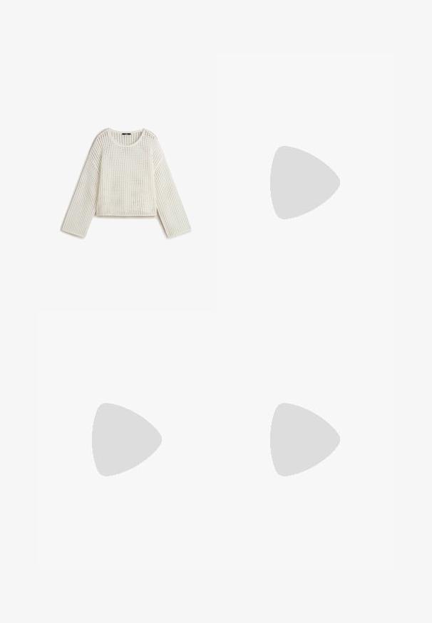 Pull en tricot blanc au style décontracté, avec un motif de trame ouverte, un col rond et des manches longues. La texture semble légère et respirante.; Pantalon noir avec une coupe droite, doté de poches avant et d'éclairs sur l'ourlet. Fabriqué en tissu doux et lisse. Convient à diverses occasions.; Escarpins en cuir verni noir avec bout pointu et talon bloc géométrique. Présente un design élégant et minimaliste ainsi qu'une texture lisse.; Sac fourre-tout en cuir noir avec une texture lisse, de forme rectangulaire et deux longues poignées. Pas de matériel ou d'ornementations visibles.