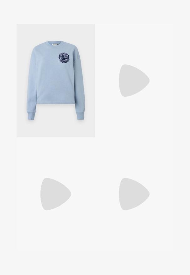 Sweatshirt en coton bleu clair avec manches longues et col rond. Présente un design graphique circulaire marine sur la poitrine gauche. Texture douce.; Pantalons en denim bleu à jambes larges avec taille haute, couture contrastée et poches latérales, présentant un design classique à cinq poches et des ourlets bruts.; Les baskets Nike Air Max présentent un design beige et noir, avec un dessus lisse, un coussin d'air visible et des semelles en caoutchouc plates.; Sac à main en cuir noir avec une forme courbée, bandoulière amovible et des accessoires en or. Le sac est doté d'un rabat avec un détail de boucle.