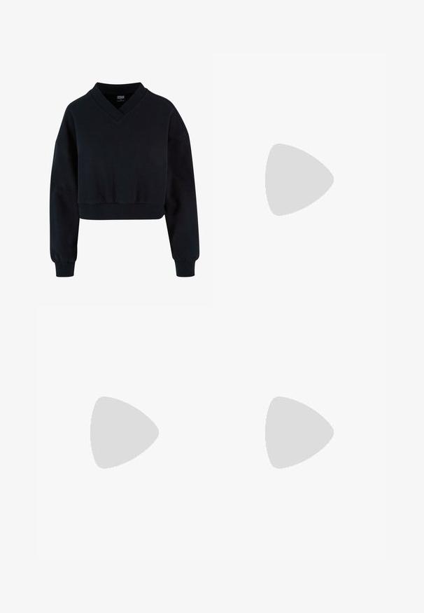 Felpa nera cropped con scollatura a V e spalle cadenti. Realizzata in materiale morbido con polsini e orlo a costine. Design semplice e minimal.; Gonna mini in suede marrone con una texture liscia, forma a sirena e orlo pulito. Nessun hardware visibile o motivi. Design semplice ed elegante.; Mule nere con tacco alto, dotate di una punta larga e aperta e di una parte superiore curva. Realizzate in tessuto texture, presentano un tacco sottile e una suola liscia.; Occhiali da sole cat-eye neri con lenti scure, montatura in plastica, stanghette sottili e una leggera marca sulla parte interna del braccio. Finitura opaca.