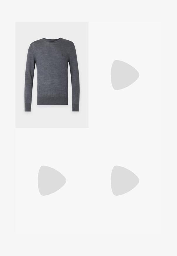 AllSaints MODE CREW - Pulóver - smith blue; Széles lábú fekete farmernadrág sima textúrával, klasszikus öt zsebes kialakítással és ezüst hardware-rel. A szöveten enyhe elhalványodás látható.; Fekete bőr Chelsea csizma gumis oldalsó panelek, elegáns dizájn, kerek orr és húzófül. Sima textúra és alacsony, rétegelt sarok.; Fekete bőrtáska, téglalap alakú, strukturált felülettel, dombornyomott logóval és állítható pánttal. Cipzáras zárás a tetején.