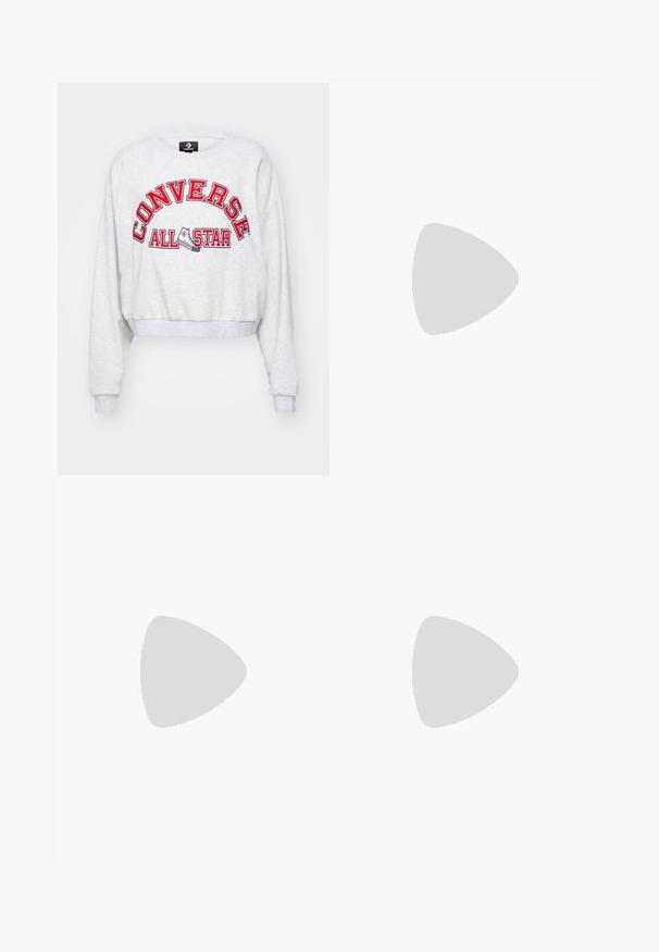 Sudadera gris corta con mangas largas que presenta el texto bordado en rojo "CONVERSE ALL STAR" y un gráfico de una zapatilla en el frontal.; Jeans de mezclilla de pierna ancha en azul claro, con una cintura de altura media, cinco bolsillos y un cierre de botón con un acabado metálico delgado.; Zapatillas de ante rosa con rayas verdes, acentos blancos y una suela de goma marrón. Presentan un tejido texturizado y detalles del logo en el costado.; Pendientes de aro de plata que presentan cristales claros rectangulares y triangulares dispuestos en un patrón circular, con un poste central para el cierre.