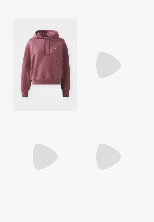 Burgunderfarget hettegenser laget av bomullsblanding, med en frontlomme, justerbar snor i hetten og ribbestrikkede mansjetter og for. Liten logo på brystet.; Lys blå vide jeans laget av denim, med middels høyde på livet, fem lommer og en knappelukking med en slank metalldetalj.; Rosa semskede sneakers med grønne striper, hvite detaljer og en brun gummisåle. Har teksturert stoff og logodetaljer på siden.; Sølv hoop-øreringer med rektangulære og trekantede klare krystaller arrangert i et sirkulært mønster med en sentral stift for festing.
