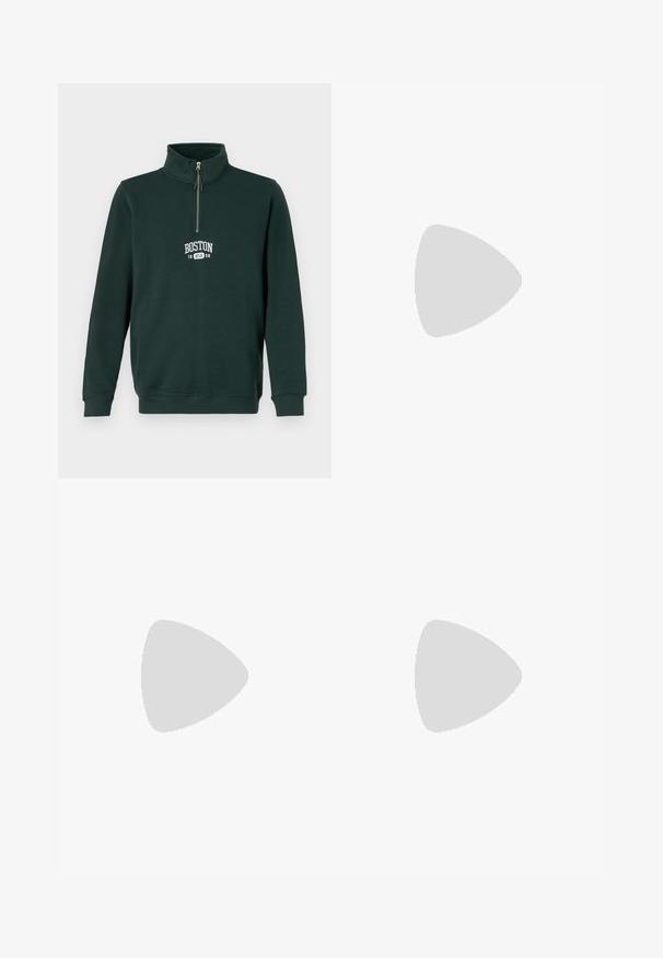 Mørkegrønn genser med kvart glidelås. Har "BOSTON 1998" i hvit skrift på brystet. Laget av mykt, teksturert stoff.; Lys blå denim jeans med høy midje, frontknapp, glidelås og fem-lommers design, lagt flatt på en nøytral bakgrunn.; Hvite sneakers med svarte og grå detaljer, med en teksturert grå tåhette, svart gummisåle, og flate hvite lisser. Rent design, minimalistisk stil.; Svart lær skulderveske med glidelås, med teksturert overflate, hvite sømmer og en stropp med sølvringer.