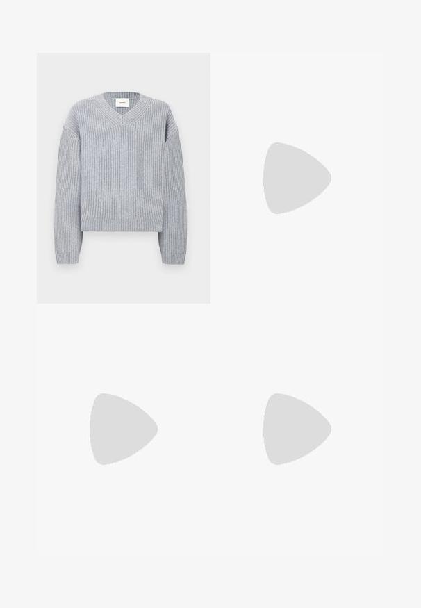 Harmaa ribbineulepusero, jossa on V-kaula-aukko, pitkät hihat ja rento istuvuus. Kangas on teksturoitu, ja siinä on hienovaraisia vaakasuoria viivoja.; Ruskejat, korkeavyötäröiset housut, jotka on valmistettu teksturoidusta kankaasta. Ominaisuuksina ovat leveät lahkeet ja kaksi etupuolelle ommeltua laskosta rakenteen tukemiseksi. Siisti viimeistely ilman näkyvää metalliosaa.; Mustat nahkakengät, joissa on sileä pinta, pyöreä kärki ja koristeellinen nauha jalkapöydän yli. Matala pinoitu koroke, minimalistinen muotoilu.; Mustat kangaskassit mustilla nahkahandleilla. Yksinkertainen muotoilu, tilava runko ja sileä pinta. Ei näkyviä logoja tai kuvioita.