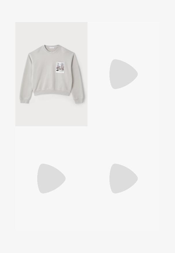 Jasnoszary skrócony sweatshirt wykonany z miękkiego materiału, z przednią kieszenią z nadrukiem fotograficznym. Rybaczane mankiety i dół.; Czarna koszula z długim rękawem, wykonana z gładkiego materiału. Posiada wyprofilowany kołnierz, zapięcie na guziki z przodu oraz dwie kieszenie na piersi z klapką.; Czarne dopasowane spodnie charakteryzują się gładkim materiałem, prostym krojem oraz paskiem w talii z prostokątną klamrą. Wyróżniające się przednie pliski podkreślają design.; Czarne skórzane buty wsuwane z ostrym noskiem, gładką fakturą i subtelnym logo z boku. Niski obcas z czystym, minimalistycznym designem.