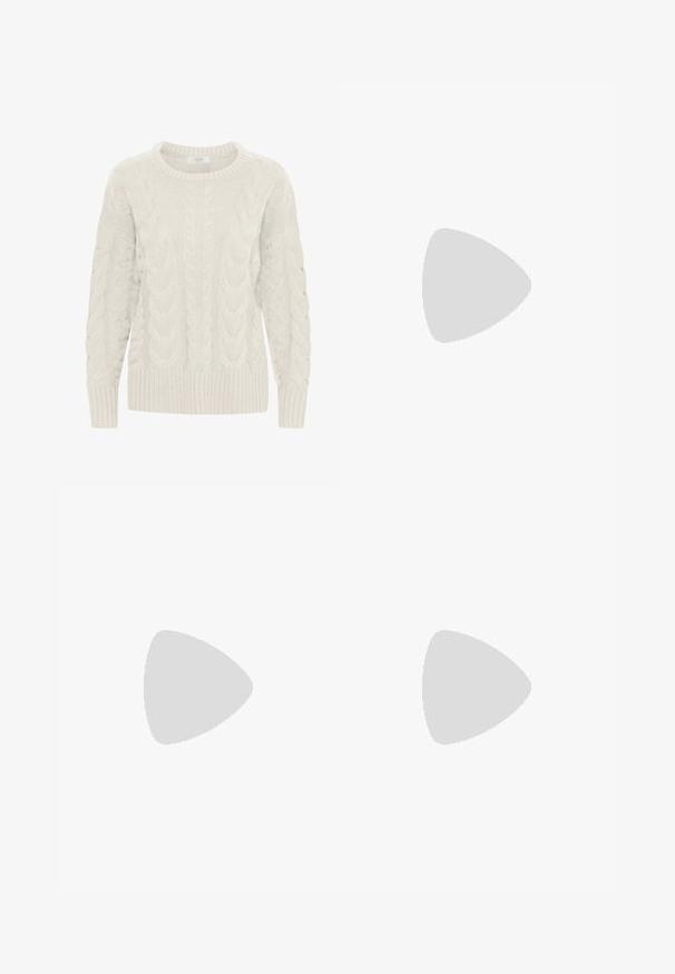 Pulover din lână tricotat cu un model de tip cable-knit, de culoare gri deschis, cu guler rotund, modele texturate și manșete și margine ribbate. Fabricat din fir moale și gros.; Jeans din denim de un albastru deschis, cu croi drept, design cu cinci buzunare și închidere cu buton. Prezintă decolorări subtile și cusături accentuate de culoare portocalie.; Pantofii din suede maro, slip-on, cu un toc mic, o curea ajustabilă cu o cataramă argintie și o talpă din cauciuc negru.; Geantă de umăr din suede maro, cu o textură netedă, formă curbată și un singur breton. Dispune de o închidere cu fermoar și un design fără cusături.