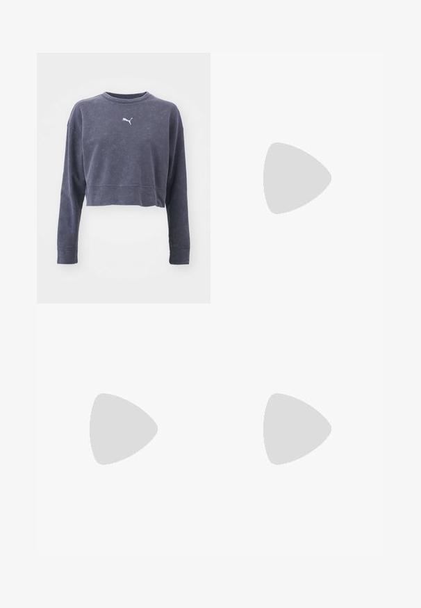 Lyhythihainen tummansininen sweatshirt, jossa on pitkät hihat, pyöreä kaula-aukko ja hienovarainen rakenne. Rinnassa on pieni valkoinen Puma-logo.; Mustat, kevyet housut, joissa on joustava vyötärö ja kerätyt nilkat. Kangas on sileä ja siinä on rento, kapeneva muotoilu.; Hopeat lenkkarit, joissa on teksturoitu verkkopinta ja hohtavat yksityiskohdat, chunky valkoinen pohja ja nauhakiinnitys.; Beige laukku, joka on valmistettu pehmeästä materiaalista, ja siinä on rento muotoilu, ommeltu yksityiskohtia ja kaksi olkahihnaa. Sopii päivittäiseen käyttöön.