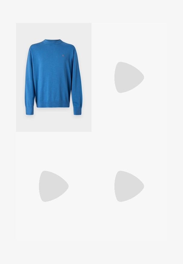 Maglione blu lavorato a maglia con collo rotondo, polsini e orlo a costine. Presenta un piccolo logo rosso sul petto. Tessuto morbido, leggero.; Pantaloni in cotone beige dal design a gamba dritta, con chiusura frontale a bottone e passanti per cintura. Tessuto liscio, senza motivi o dettagli visibili.; Mocassini in pelle nera con punta arrotondata, caratterizzati da un design cucito, una piccola fascetta frontale con dettagli in metallo e una suola piatta in gomma.; Marsupio in stampa tie-dye blu scuro con una parte superiore con zip, materiale testurizzato e un logo ben visibile sul davanti.