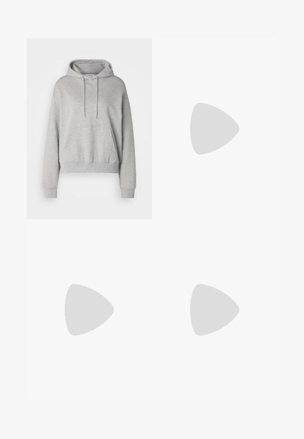 Haut à capuche gris en mélange de coton, avec une poche kangourou, un cordon de serrage à capuche, des manches longues, et des poignets et un ourlet côtelés.; Pantalons noirs évasés en tissu texturé. Dotés d'une taille avec passants de ceinture et d'un design avant épuré. Pas de poches visibles.; Chaussure slingback en cuir verni noir avec un embout pointu, des brides de cheville avec des boucles en argent et des éléments en métal, et un talon fin.; Sac à main noir en simili crocodile avec une forme incurvée, une bandoulière amovible et un accent métallique épuré à l'avant.; Boucles d'oreilles en or conçues sous forme de feuilles en cascade, présentant des motifs de feuilles détaillés et une finition métallique brillante. Légères avec une structure délicate.