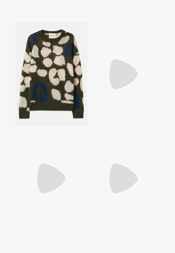 Suéter de punto en verde oliva con manchas abstractas en blanco y azul. Presenta un cuello redondo y puños y dobladillo acanalados. Tejido suave y texturizado.; Camiseta blanca de algodón con cuello redondo y mangas cortas. Presenta un parche de tela rectangular oscuro en el área del pecho izquierdo.; Pantalones azul marino de algodón, con un diseño de pierna recta, cierre frontal de botón y una cintura clásica con pasadores para cinturón.; Zapatillas de cuero negro con acentos de rayas multicolores, punta redonda y suelas de goma blanca, con diseño de cordones y marca en relieve.