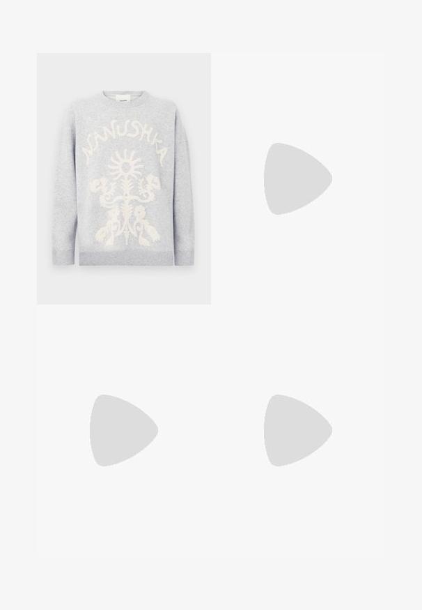 Felpa grigia chiara con un motivo floreale bianco in rilievo e il testo "Nanushka" curvato sopra il design sul davanti.; Jeans in denim strappato di colore verde chiaro, con gamba dritta, design a cinque tasche, sbiaditure irregolari e schizzi di vernice.; Sneakers bianche in tela con suola in gomma testurizzata, dotate di una punta cucita e di un accento con logo sul tallone. Design semplice con lacci.; Occhiali da sole neri rotondi con lenti scure e sottili bracci in metallo. Include punte trasparenti e accenti argentati alla cerniera. Design minimalista.