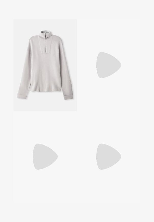 Ljusgrå fleece-pullover med halvdragkedja, långa ärmar och en liten logotyp på bröstet. Mjuk textur och avslappnad passform.; Vit bomullströja med korta ärmar, med "EMPORIO ARMANI MILANO 1981" i mörkgrått tryck och en logotyp. Klassisk rundhalsad design.; Beiga raka byxor med bälteshällor, framknäppning och dragkedja, uppvisade platt på en vit bakgrund.; Beige mockask sneaker med en texturerad yta, rund tå, snörningsdesign och en tjock krämfärgad gummisula. Slät hälaccent.