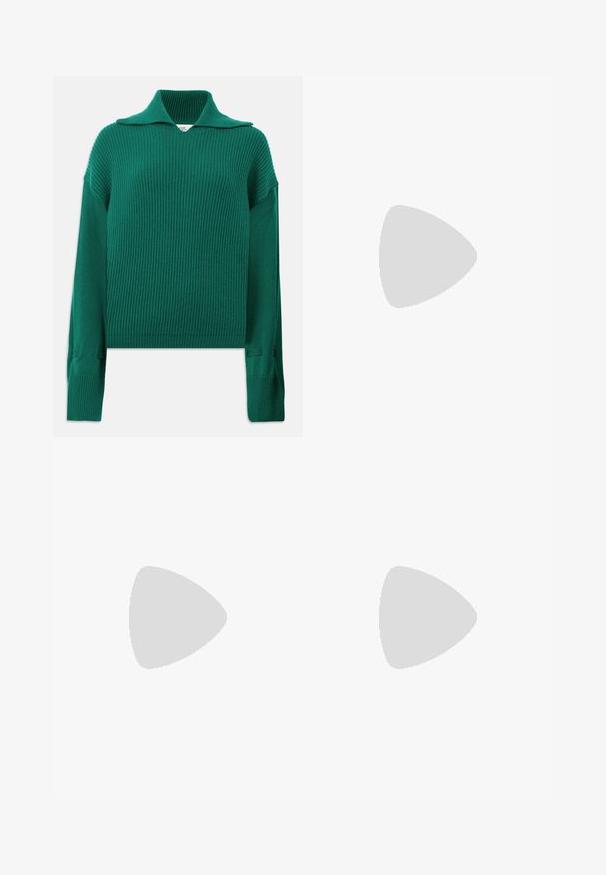 Maglione a coste verde con colletto ampio, maniche lunghe e spacco laterale. Presenta una finitura testurizzata e una vestibilità rilassata.; T-shirt bianco a maniche corte con scollo rotondo, vestibilità comoda e orlo leggermente curvo. Realizzato in un tessuto liscio e morbido con cuciture minime.; Pantaloni larghi marroni in cotone, con chiusura a bottone, motivo plissè frontale e orli arrotolati per una vestibilità rilassata.; Scarpe da corsa leggere con una tomaia in rete color crema e lavanda, suola in gomma rinforzata e scanalature distintive per una migliore trazione.