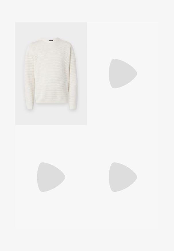 Pull en tricot blanc featuring un motif texturé, col rond et manches longues avec des bords-côtes aux poignets et à l'ourlet. Tissu doux avec une coupe décontractée.; Pantalon bleu marine en matériau lisse, avec une coupe droite, des poches avant et des accents en métal.; Baskets en cuir blanc avec une finition lisse, bout arrondi, lacets plats et semelle texturée. Présente un logo discret sur le talon.; Lunettes de soleil noires rondes avec verres sombres et branches en métal fines. Comprend des embouts transparents et des accents argentés au niveau de la charnière. Design minimaliste.