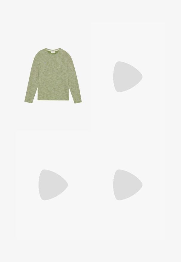 Maglietta a manica lunga con colletto rotondo di colore verde chiaro, caratterizzata da un motivo a maglia testurizzato. Presenta una vestibilità comoda e leggere variazioni di colore.; Jeans blu chiaro a gamba larga realizzati in denim, con vita alta, classico design a cinque tasche e chiusura a bottone con zip.; Mocassini grigi perforati con design slip-on, caratterizzati da un accento arancione, punta arrotondata e suola in gomma testurizzata.; Occhiali da sole rettangolari blu con lenti grigi, montatura in plastica, dettagli metallici e finitura opaca sulle aste.