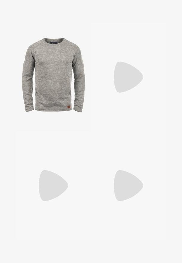 Heledad hall hall sweater ümmarguse kaelusega, ribatatud soonikute ja väikese nahast logo plaastriga ääres. Pehme tekstuur, millel on õrn muster.; Kitsad teksad tuhmhall denimil, millel on kulunud detailid põlvedes, koos valgete tossudega. Sile tekstuur, kitsas lõige.; Valged nahast tennisetossud, millel on perforatsioonid, ümar nina, lame tallus ja paksud nöörid, nähtava swooshi logoga ja "AIR" kontsadel.; Hõbedane roostevabast terasest käekell, tumesinise lõpliku, metallsete tuntud numbrite ja kuupäevanäidikuga kell 3 juures. Veekindel kuni 50 meetrit.