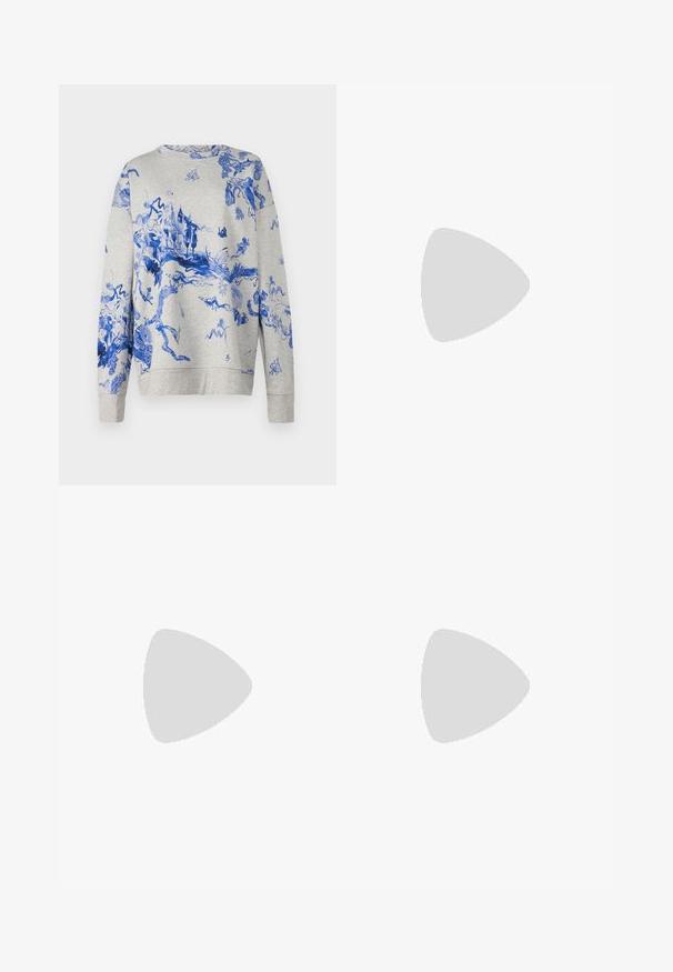 MAX&Co. FLORANIA ROTAIA - Sportinis megztinis - puderblau; Plati mėlynos džinsinės kelnės su aukštu liemeniu, turinčios mygtukų užsegimą, diržo kilpas ir subtilius siuvinėjimo akcentus ant kišenių bei apdailos.; Juodosios šlepetės su lygiu odos paviršiumi, turinčios kryžminius dirželius ir išpjovimus, bei plokščiu, lanksčiu padu.; Ruda suedes pečių rankinė su išsiuvinėtu gėlės dizainu, papildyta lygiu ruduo odos diržu ir auksinės spalvos detalėmis.