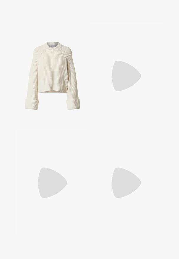 EDITED BRITTANY - Strickpullover - weiß; Braune weite Hosen mit glatter Textur, ausgestattet mit einem schwarzen Gürtel in der Taille und seitlichen Taschen. Maßgeschneiderter Schnitt und lockere Passform.; Braune Leder-Slidesandalen mit flacher Sohle, ausgestattet mit einem breiten Riemen und weißen geometrischen Akzenten für ein minimalistisches Design.; Braune Lederhandtasche mit gerafftem Oberteil und Kettenriemen. Glatte Textur mit glänzendem Finish und subtilen Nahtdetails an den Seiten.