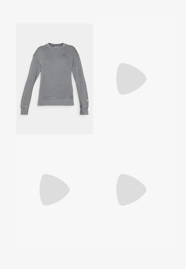 Sweatshirt gris à côtes avec des manches longues, un col rond et un logo sur la poitrine. Présente des poignets et un ourlet avec une finition lisse.; T-shirt de sport à manches courtes, gris foncé avec une texture perforée. Présente un logo blanc et des rayures latérales contrastantes. Encolure arrondie.; Shorts noirs en tissu extensible avec un design ajusté. Dotés d'une large ceinture noire portant l'étiquette "TECHFIT" et d'un logo blanc sur la jambe.; Baskets de sport noires avec des rayures blanches, tige en mesh texturé et semelle blanche. Portées avec des leggings roses, mettant en valeur des vêtements d'entraînement.