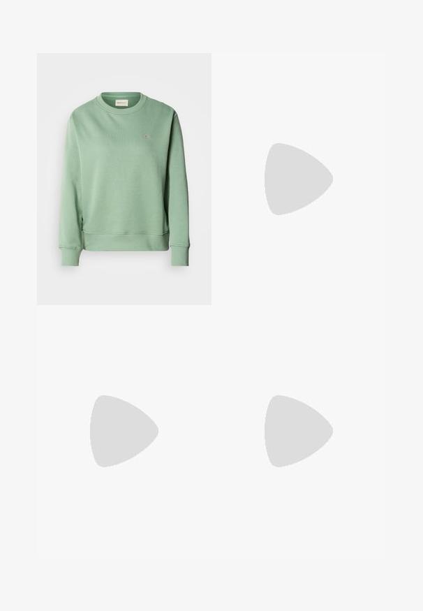 Mintgrüner Sweatshirt mit Rundhalsausschnitt, langen Ärmeln, gerippten Bündchen und Saum. Mit einem kleinen gestickten Logo auf der Brust.; Dunkelblaue weite Jeans aus Denimstoff mit hoher Taille, ausgestattet mit orangefarbenen Nähten, fünf Taschen und einem Knopfverschluss.; Weiße Low-Top-Sneaker mit schwarzem Fersenpatch, Plateau-Sohle, Schnürsenkeln und Calvin Klein "CK"-Logo an der Seite.; Silberne Ohrringe aus Metall mit runden Formen, polierter Oberfläche und dezenten Gravuren der Marke "BOSS" im unteren Bereich.