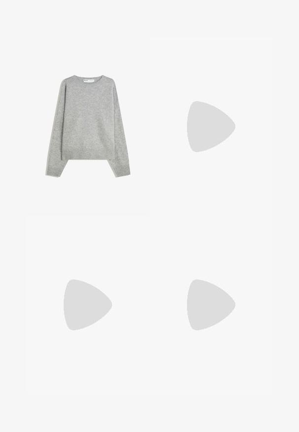Pulover gri tricotat cu guler rotund, manșete și tiv ribbed, având o croială relaxată și o textură moale.; Cămașă albă cu guler clasic, mâneci lungi și tiv rotunjit; are un mic logo portocaliu în partea stângă jos.; Jeans din denim uzat, de culoare verde deschis, cu un croi drept, design cu cinci buzunare, și decolorare inegală cu stropi de vopsea.; Cizmă de gleznă din întoarsă de culoare bej, cu guler negru căptușit, ochiuri din metal auriu, detalii de cusătură albă și talpă din cauciuc robustă, cu un model pronunțat.