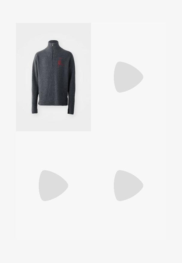 Pulover gri din lână cu guler înalt și fermoar pe jumătate. Prezentăm detalii brodate roșii pe piept și manșete și tiv cu dungi.; Tricou alb din bumbac, cu mâneci scurte, guler rotund și textură netedă. Nu sunt vizibile modele sau accente.; Pantaloni gri, cu picioare largi, dintr-un material neted, având închidere cu buton și două buzunare laterale. Design simplu, curat, fără modele vizibile.; Bocanci Chelsea din piele neagră, cu panouri elastice laterale, vârf rotund și toc mic. Textură netedă și un design curat, minimalist.