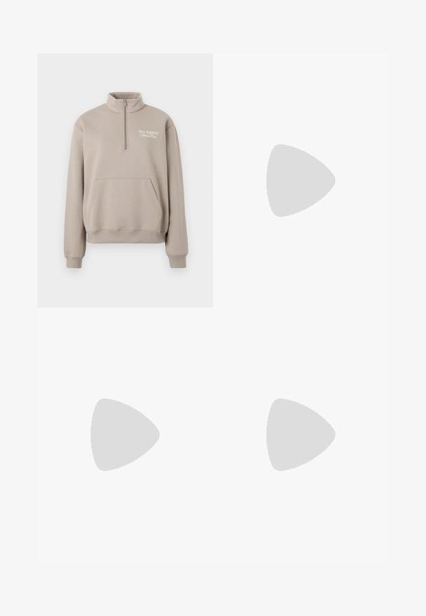 Bež majica sa polu-zip ovratnikom, prednjim džepom, rebrastim rukavima i donjim rubom, sa bijelim logotipom na lijevoj strani prsiju.; Žuta čipkasta maksi suknja s valovitim uzorkom, koja ima glatku elastiku u struku i mekan, prozračan materijal. Dizajnirana za lepršav siluetu.; Suede tenisice s gornjim dijelom u sivoj boji, crnim trakama i gumiranim đonom. Imaju vezivanje s vezicama i zlatni logo detalj sa strane.; Torba s uzorkom zmije s zakrivljenom drškom. Izrađena od teksturiranih materijala u bež i smešnim tonovima, sa karakterističnim dijamantnim uzorkom.