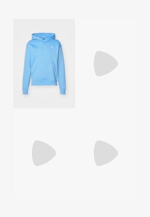 Hoodie bleu clair avec poche kangourou, poignets et taille côtelés. Présente un logo Jumpman blanc sur la poitrine. Matière douce en mélange de coton.; Deux t-shirts en coton noir à manches courtes, à col rond, avec un logo discret sur l'ourlet inférieur. Design simple et texture lisse.; Shorts blancs avec une taille élastique et un cordon de serrage, présentés sur un fond clair et uni. Convient pour une tenue décontractée ou par temps chaud.; Baskets blanches avec des accents noirs et un amorti vert. Comprend un dessus texturé, un système de laçage et un logo de marque visible.