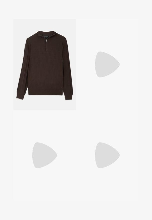 Brązowy sweter dzianinowy z kołnierzem na suwak do jednej czwartej. Posiada teksturowany wzór z wypukłymi kwadratami. Długie rękawy i prosty dół.; Ciemnobrązowe dopasowane spodnie z przodu z zakładkami, szlufkami na pasek i zapięciem na guzik w talii.; Białe trampki z gładką skórzaną cholewką, okrągłym noskiem, sznurowadłami, teksturowanymi akcentami po bokach oraz grubą gumową podeszwą. Minimalistyczny design.; Czarne okrągłe okulary przeciwsłoneczne z ciemnymi soczewkami i smukłymi metalowymi ramkami. Zawierają przezroczyste końcówki zauszników oraz srebrne akcenty przy zawiasie. Minimalistyczny design.