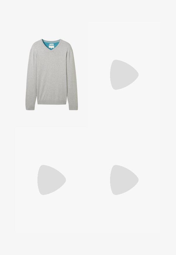 Grauer Langarmpullover mit V-Ausschnitt, aus Baumwolle. Mit kontrastierendem blauen Innenkragen. Gerippte Bündchen und Saum.; Beige Hosen mit geradem Schnitt, ausgestattet mit einem einzelnen schwarzen Knopf, Gürtelschlaufen und Seitentaschen. Glatte Stofftextur und minimalistisches Design.; Weißer Sportschuh mit einem Obermaterial aus Mesh, schwarzen Akzenten und silbernen Details. Verfügt über eine gepolsterte Sohle und ein Schnürdesign zur Unterstützung.; Schwarze rechteckige Sonnenbrille mit grünem Glas, mattem Finish, geraden Bügeln und dem Ray-Ban-Logo an der Seite.